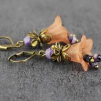 Blütenohrringe in braun und lila, Glockeblumen, romantische Ohrhänger, Schmuck für Frauen Geschenk Bild 1