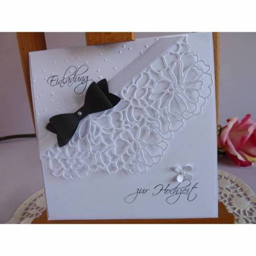 Einladungskarte zur Hochzeit in weiß mit schwarzer Fliege und Spitzenelement
