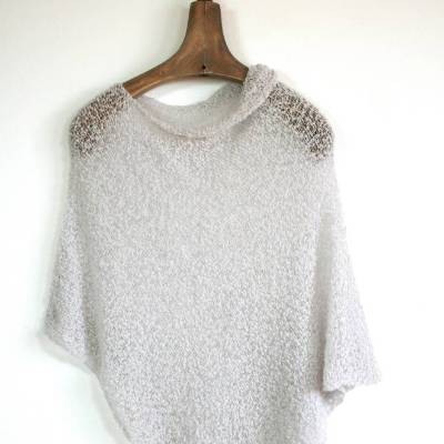 Leichter Poncho für Frauen, Lagenlook, Farbe Kiesel, hellgrau, gestrickter Poncho für den Frühling