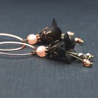 Blütenohrringe in schwarz mit rosa, Glockenblumen romantische Ohrhänger, Creolen Ohrringe mit Blüten Bild 2