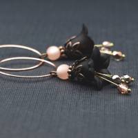 Blütenohrringe in schwarz mit rosa, Glockenblumen romantische Ohrhänger, Creolen Ohrringe mit Blüten Bild 3