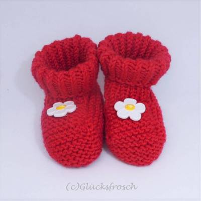 Babyschuhe rot mit Blume – handgemacht, 8 cm, weiche Babywolle, Geschenk zur Geburt