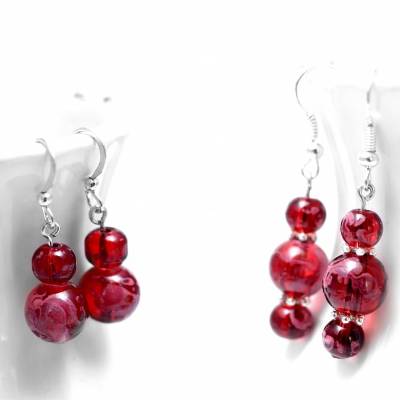 Kugelförmige Glasperlenohrringe Weinrot . Festlicher Schmuck für Weihnachten . Winteroutfit . Geschenk Marmor Trend Rot