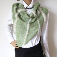 Dreieckstuch in Grüntönen, handgestricktes Tuch aus Baumwolle, Geschenk für sie Bild 2