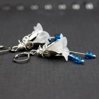 Blütenohrringe in weiß und blau, Ohrringe,  Glockenblumen, Schmuck für Frauen Geschenk, Hochzeit, silberfarben Bild 1