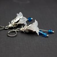 Blütenohrringe in weiß und blau, Ohrringe,  Glockenblumen, Schmuck für Frauen Geschenk, Hochzeit, silberfarben Bild 3
