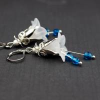 Blütenohrringe in weiß und blau, Ohrringe,  Glockenblumen, Schmuck für Frauen Geschenk, Hochzeit, silberfarben Bild 4