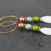 Creolen Ohrringe mit bunten Perlen, rosa, grau und oliv grün, Tropfen Perlen, goldfarben Bild 1