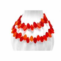 Herbstliche Blätterkette in Rot und Orange . Halsnahe Kette mit matten Glasperlen . Kurze Halskette fürs Herbstoutfit . Leuchtende Kette Bild 1