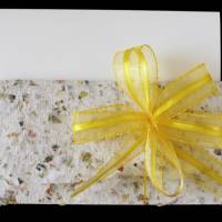 Handgeschöpfter Briefumschlag, gelb gefüttert, Klappkarte und Schleife, ca. 10 cm x 22 cm, Verpackung für Geldgeschenk, Bild 1
