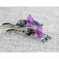 Ohrringe mit lila färbenden Blüten, rauchblaue Perlen Bild 1