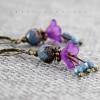 Ohrringe mit lila färbenden Blüten, rauchblaue Perlen Bild 2