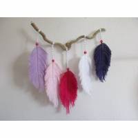 Handgefertigte Wanddeko / Wandbehang mit Federn aus Garn, flieder, rosa, pink, weiß, lila Bild 1