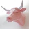 Kuh Trophäe aus Papier, DIY Kuh aus Papier, Papiertier selberbauen, rosa Kuh mit weissen Hörnern, große geometrische Papierskulptur Bild 2