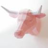 Kuh Trophäe aus Papier, DIY Kuh aus Papier, Papiertier selberbauen, rosa Kuh mit weissen Hörnern, große geometrische Papierskulptur Bild 3