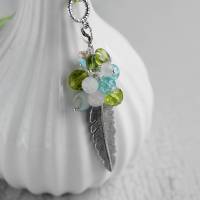 Lange Kette mit pastellfarbenen Wechselanhänger . Frühlingsgefühle mit grünen Perlen . Metallanhänger Feder und Muschel Bild 2