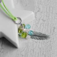 Lange Kette mit pastellfarbenen Wechselanhänger . Frühlingsgefühle mit grünen Perlen . Metallanhänger Feder und Muschel Bild 6