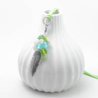 Lange Kette mit pastellfarbenen Wechselanhänger . Frühlingsgefühle mit grünen Perlen . Metallanhänger Feder und Muschel Bild 8
