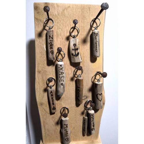 Personalisierte Schlüsselanhänger aus Treibholz