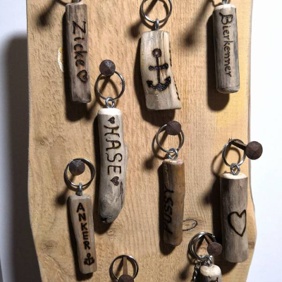 Personalisierte Schlüsselanhänger aus Treibholz – Unikat mit individueller Gravur