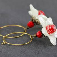 Blüten Ohrringe in creme und rot, Creolen in goldfarben, Margeriten Bild 2