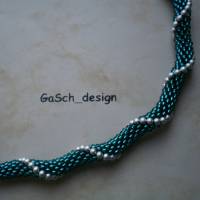 Häkelkette, gehäkelte Perlenkette * Dunkelgrüne Leuchtspur Bild 2