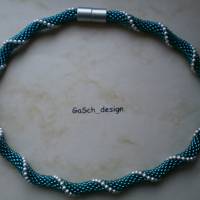 Häkelkette, gehäkelte Perlenkette * Dunkelgrüne Leuchtspur Bild 3