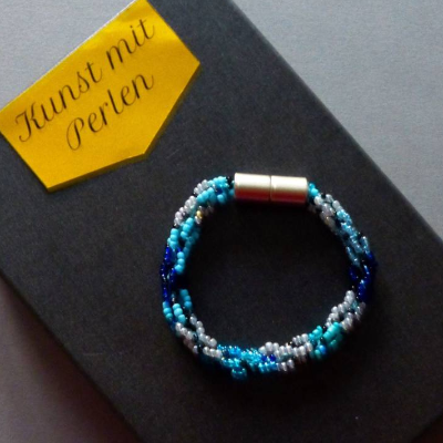 Armband, Häkelarmband türkis blau grau schwarz, Länge 18 cm, Armband aus Perlen gehäkelt, Glasperlen, Magnetverschluss