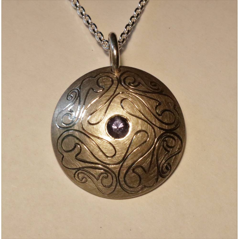 Silber-Anhänger mit keltischer Gravur und echtem Iolith Bild 1
