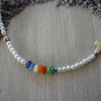 'Dezent bunte Kinderkette' mit einem Howlithkreuz und Cateyeperlen in Regenbogenfarben Bild 2