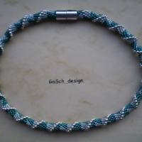 Häkelkette, gehäkelte Perlenkette * Dreiecksbeziehung mit silbergrün Bild 3