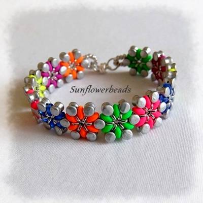 Armband aus Glasperlen, handgemacht, mit bunten Blüten, gefädelt aus verschiedenen Glasperlen