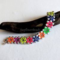 Armband aus Glasperlen, handgemacht, mit bunten Blüten, gefädelt aus verschiedenen Glasperlen Bild 2
