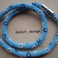 Häkelkette, gehäkelte Perlenkette * Blaue Blümchenwiese Bild 1