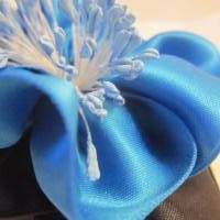 Schwarz-blaue Haarblume Kopfschmuck Haarklammer Satin Blume "Bleu" für festliche Anlässe Bild 5