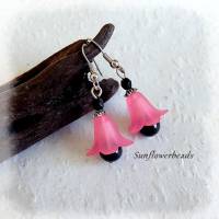 Blütenohrringe rosa, mit Acrylblüte, schwarzer Glasperle und silbernen Ohrhaken Bild 1