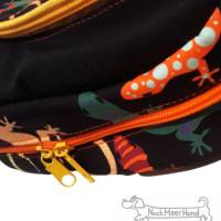 Tierisch bunte Umhängetasche, Softshell-Tasche, farbenfrohe Eidechsen auf schwarz, orange macht gute Laune Bild 6