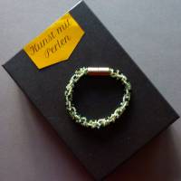 Armband, Glasperlenarmband gehäkelt grün, Länge 19 cm, Armband Rocailles gehäkelt, Magnetverschluß Bild 3