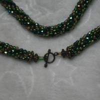 Perlenset aus grün-golden schimmernden Kristallen in Schlauchtechnik Bild 6