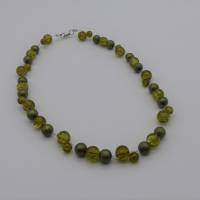 Glasperlenkette 2-fädig gefädelt, moosgrün, 56 cm, Halskette aus Glasperlen und Acrylperlen, Perlenkette Bild 1