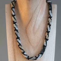 Halskette, Häkelkette, Raute schwarz, Länge 48 cm, Perlenkette aus Glasperlen gehäkelt, Rocailles, Häkelschmuck Bild 1