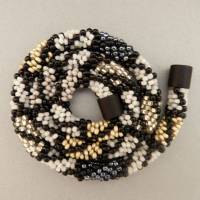 Halskette, Häkelkette, Raute schwarz, Länge 48 cm, Perlenkette aus Glasperlen gehäkelt, Rocailles, Häkelschmuck Bild 2
