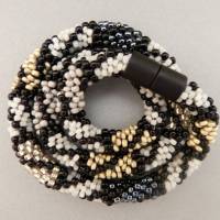 Halskette, Häkelkette, Raute schwarz, Länge 48 cm, Perlenkette aus Glasperlen gehäkelt, Rocailles, Häkelschmuck Bild 3