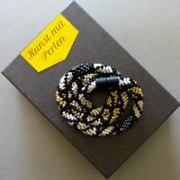 Halskette, Häkelkette, Raute schwarz, Länge 48 cm, Perlenkette aus Glasperlen gehäkelt, Rocailles, Häkelschmuck Bild 4