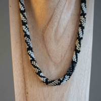 Halskette, Häkelkette, Raute schwarz, Länge 48 cm, Perlenkette aus Glasperlen gehäkelt, Rocailles, Häkelschmuck Bild 5