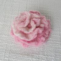 Filzblume rosa weiß zum Anstecken Filzbrosche Bild 3