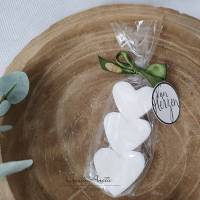 Geschenk - Mitbringsel mit 3 Seifenherzen aus Schafmilch "WEIß" mit handgestempeltem Anhänger -von Herzen- Bild 1