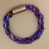 Armband, Häkelarmband violett mit rot, Länge 19,5 cm, Armband aus Perlen + Stiftperlen gehäkelt, Armkette Bild 1