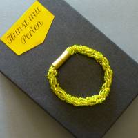 Armband, Häkelarmband goldgelb grün, Länge 20 cm, Stiftperlen + Rocailles, gehäkelt Bild 2