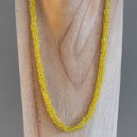 Halskette, Häkelkette gelbgoldig grün, Länge 52 cm, Perlenkette aus Glasperlen gehäkelt, Rocailles, Häkelschmuck Bild 2